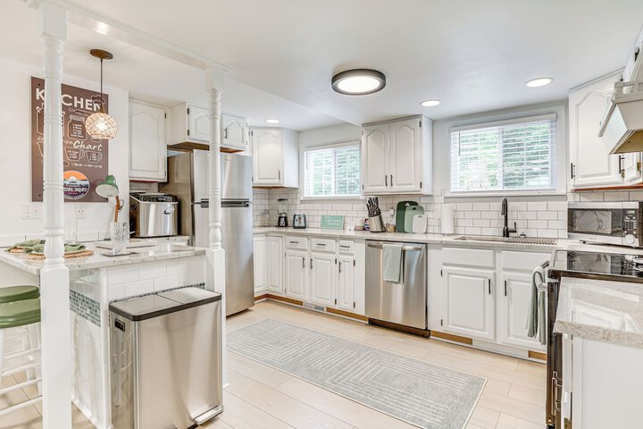Family Home w / Hot Tub: 1/2 Mi to Lake Milton