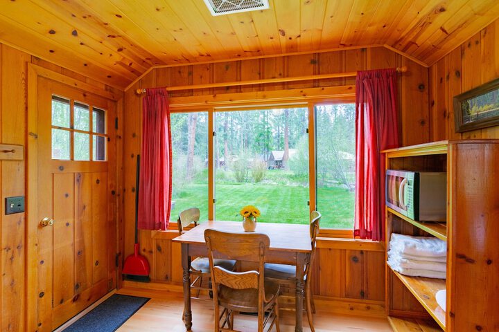 Lake Creek Lodge