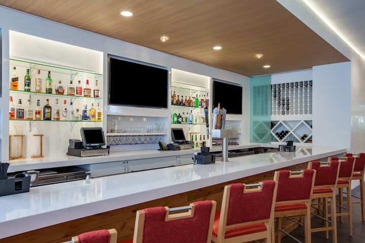 Lounge 51 of 55