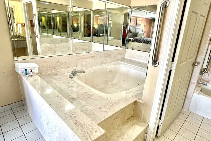 Luxury Inn & Suites Liberty