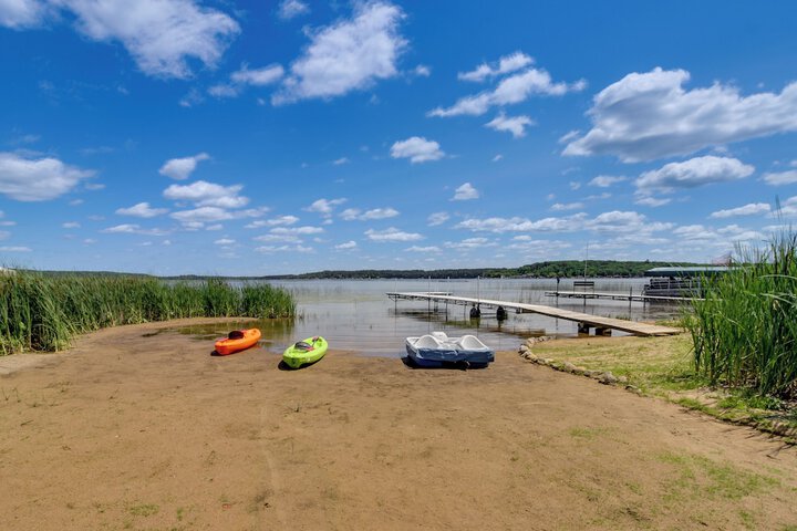 Lakefront Motley Cabin w / Private Deck + Dock!