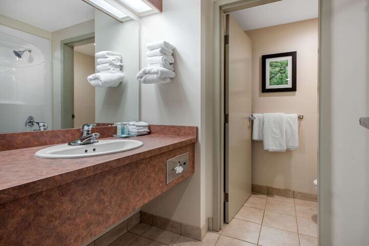 Clarion Hotel & Suites