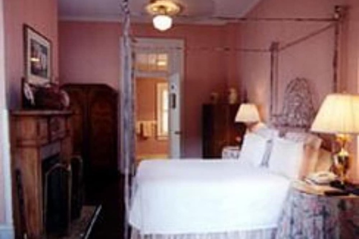 1842 Inn