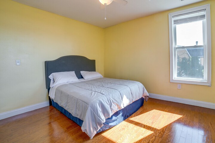 Inviting Connellsville Getaway w / Deck!