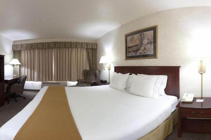 Holiday Inn Express Hotel & Suites Fort Atkinson by IHG