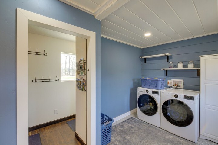 Pet-friendly Victor Home w / Fire Pit & Large Yard!