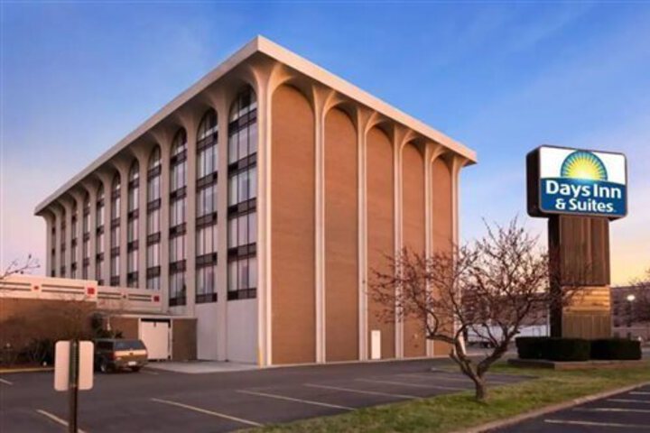 DAYS INN AND SUITES ELYRIA