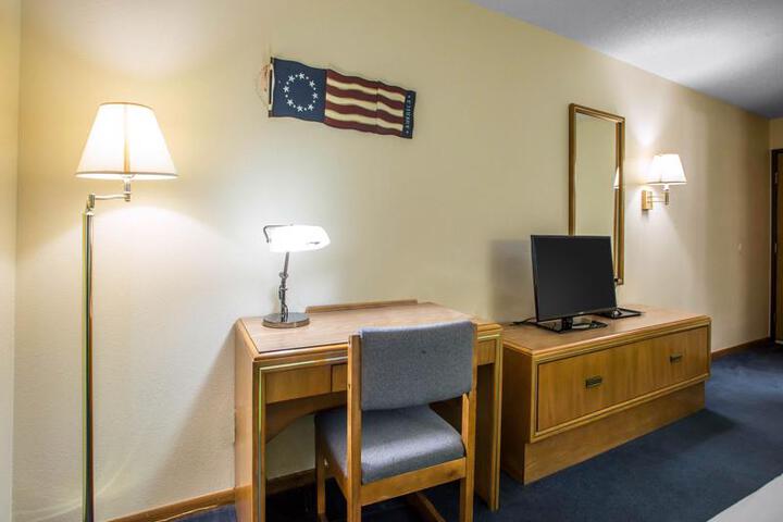 Econo Lodge Inn & Suites
