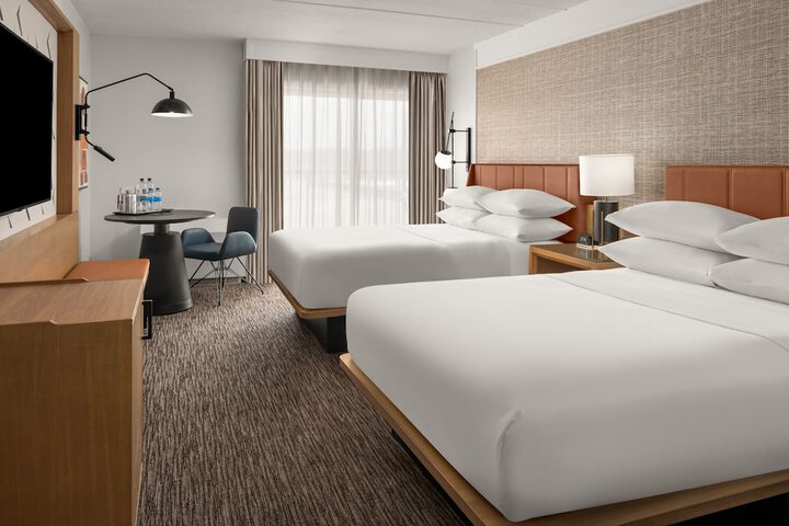 Sheraton Milwaukee Brookfield Hotel