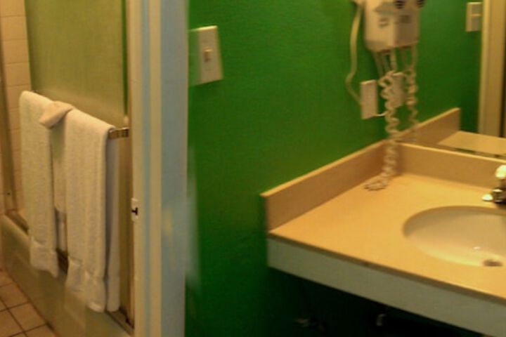 Room 9 of 10