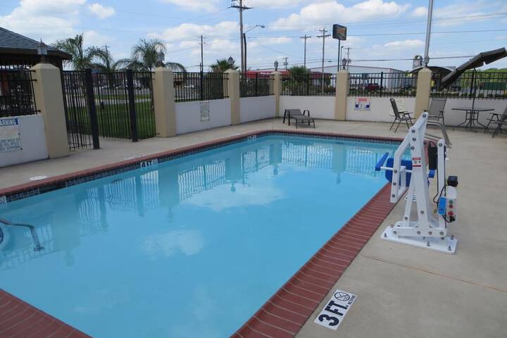 Pool 10 of 36