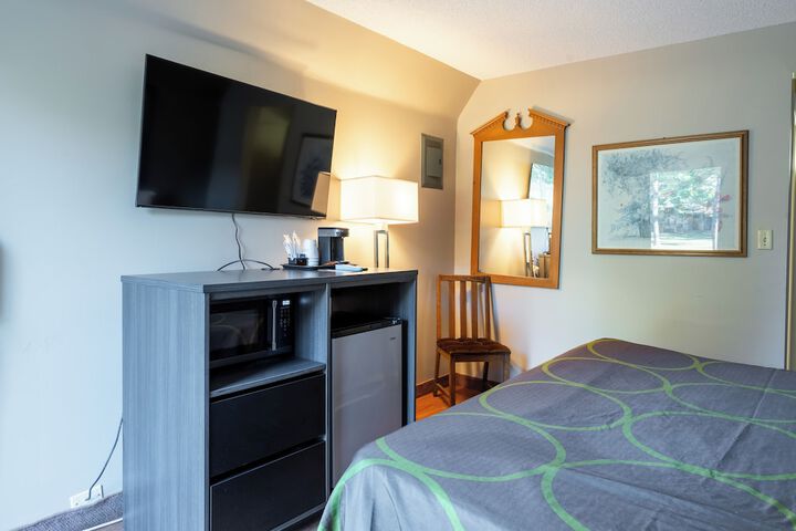 Super 8 by Wyndham Gananoque / Country Squire Resort