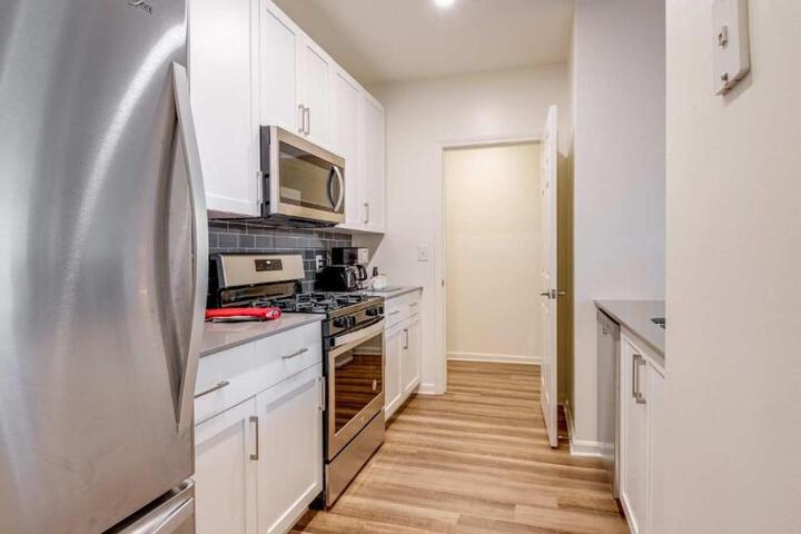 Gorgeous Apt with Kitchen
