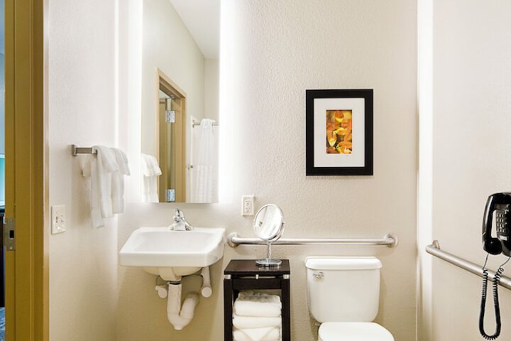 Clubhouse Hotel & Suites Pierre
