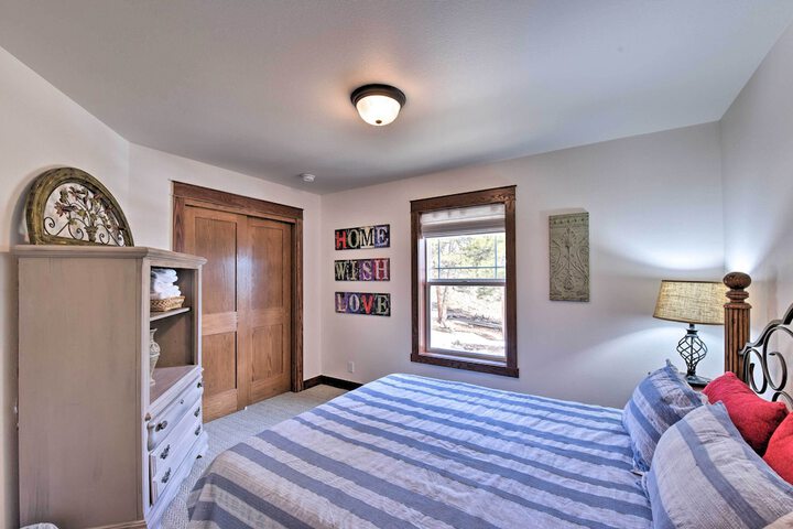 Gorgeous Twin Lakes Home w / Deck Overlooking Mtns!