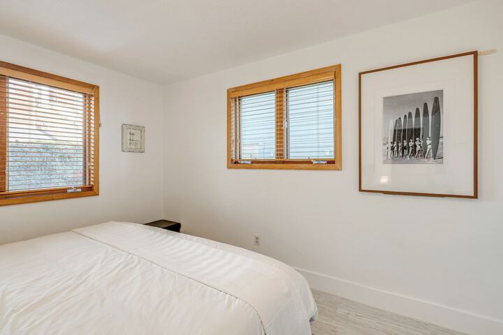 Oceanside Escape w / Stunning Views: Walk to Beach!