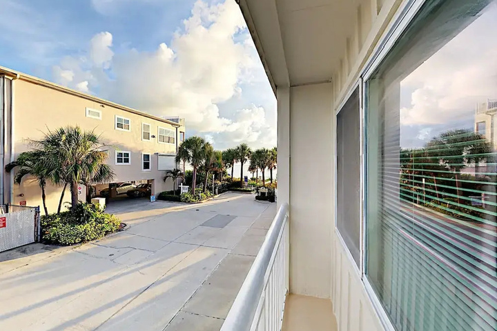 700 Gulf Blvd Townhouse #17 - 2 Br townhouse by RedAwning