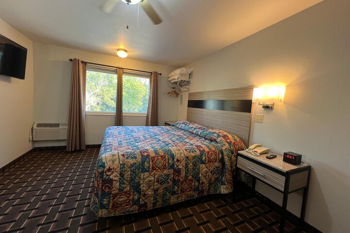 Deluxe Inn
