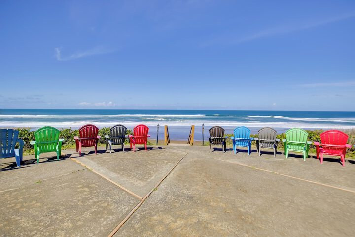 Comfortable Lincoln City Condo w / Patio & Views!