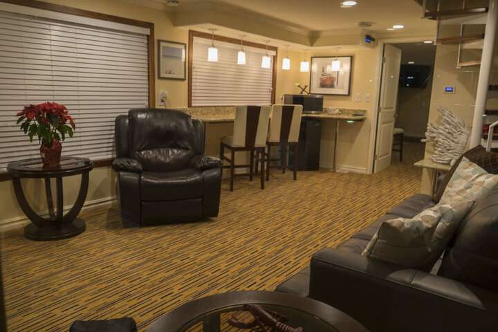 Lounge 21 of 41