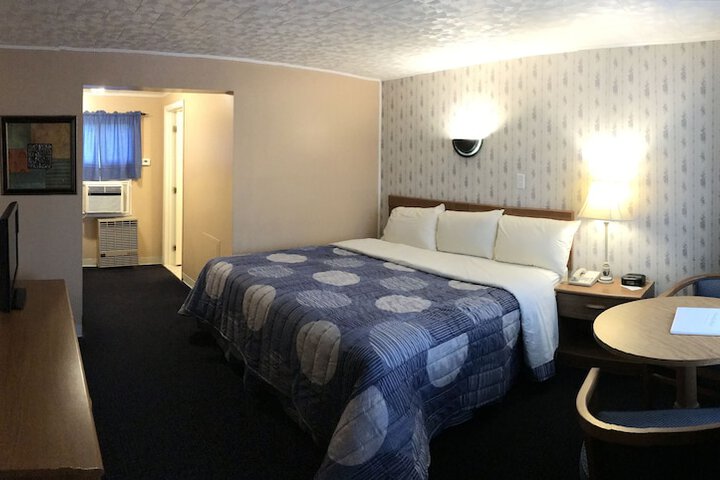 Room 11 of 32