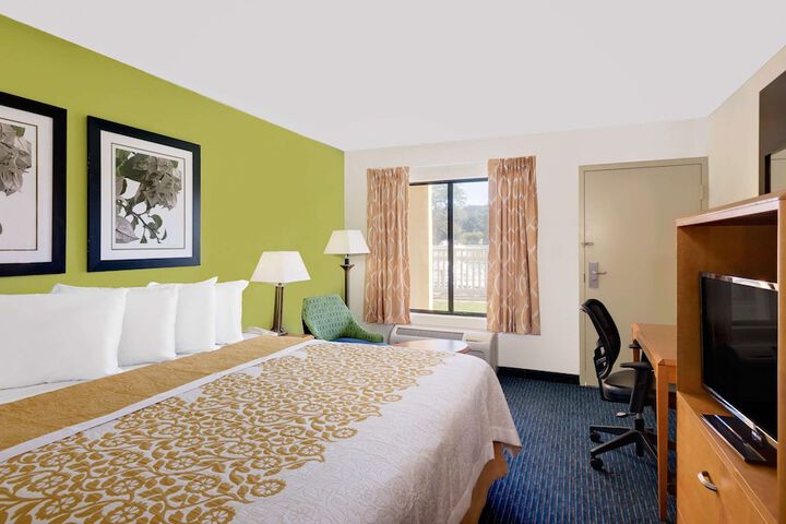 Room 9 of 16