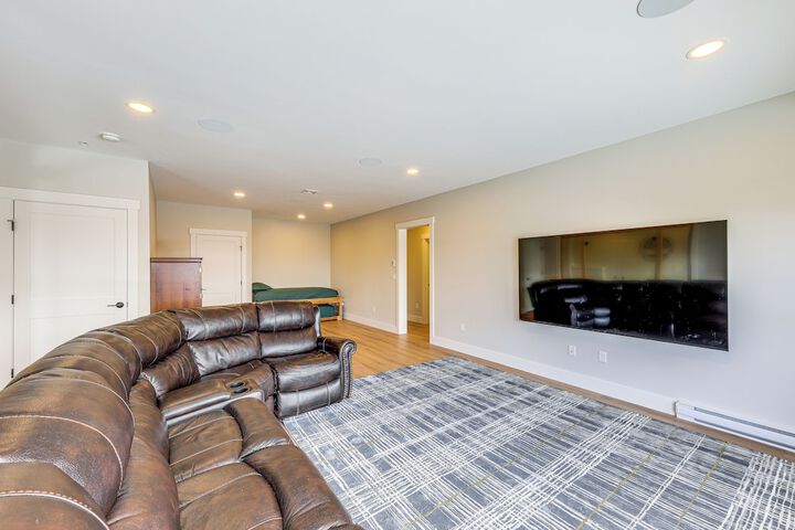 Mountain-view Home in Stoneham w / Hot Yoga Studio!