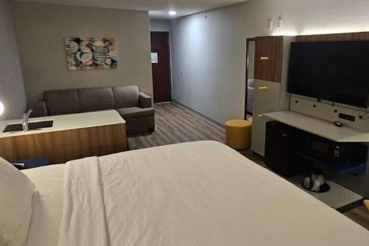 Room 6 of 28