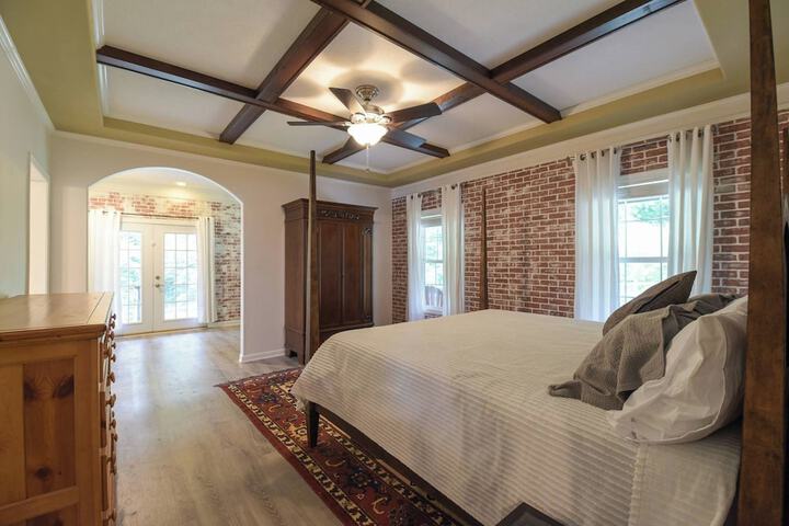 Riverside Ranch by Avantstay Mins to Downtown