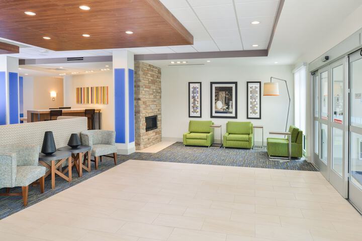 Holiday Inn Express & Suites Chadron by IHG