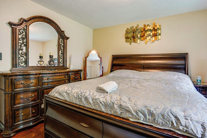 8 Mi to Long Beach: Cozy Apt w / Fenced Yard!