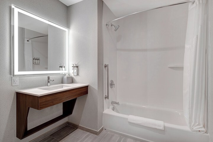 Holiday Inn Express & Suites Glendale Downtown by IHG