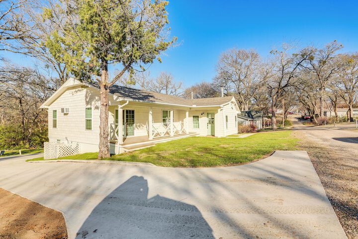 Walk to Lake Texoma: Kingston Retreat w / Deck!