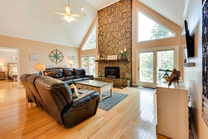 Lake Hartwell Home w / Private Dock & Hot Tub!