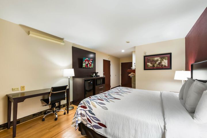 Econo Lodge Inn & Suites