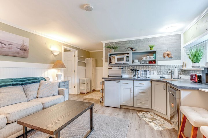 Charming Updated Retreat Walk to Lake Stevens!