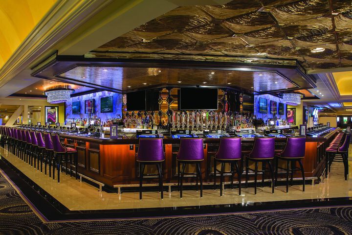 Lounge 93 of 113