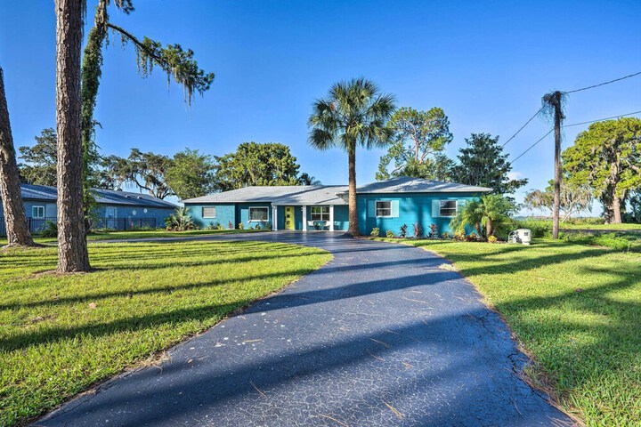 Waterfront Lake Dora Escape w / Private Dock & Slip