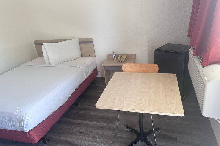 Room 7 of 12