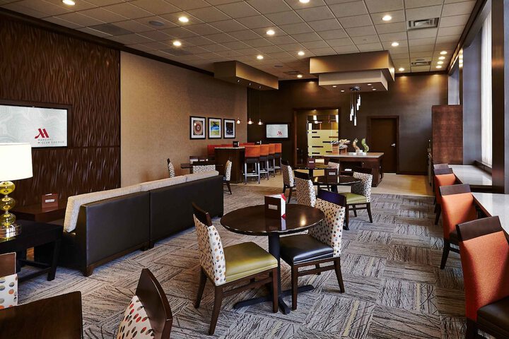 Lounge 41 of 59