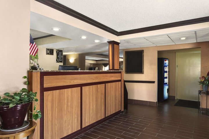 Super 8 by Wyndham Taylor / Detroit Area