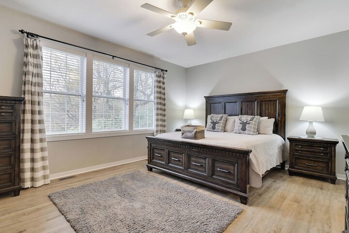 The Nest at Pinecrest by Avantstay Spacious Deck Game Room, Fire Pit