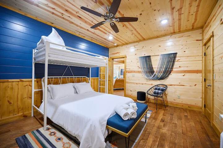 Massive Hochatown Lodge w spa Basketball More