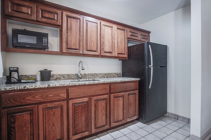 Cottonwood Suites Savannah Hotel & Conference Center