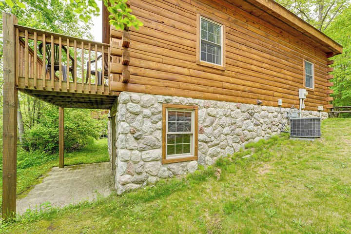 Fire Pit & Porch: Warm & Woodsy Rothbury Escape!