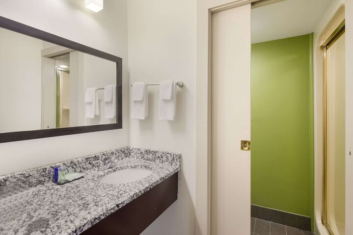 Room 21 of 28