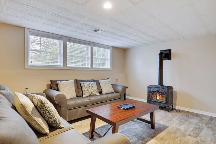 The Nest at Pinecrest by Avantstay Spacious Deck Game Room, Fire Pit