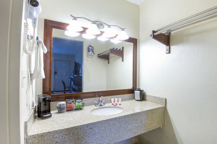 Travelers Inn & Suites Forest City
