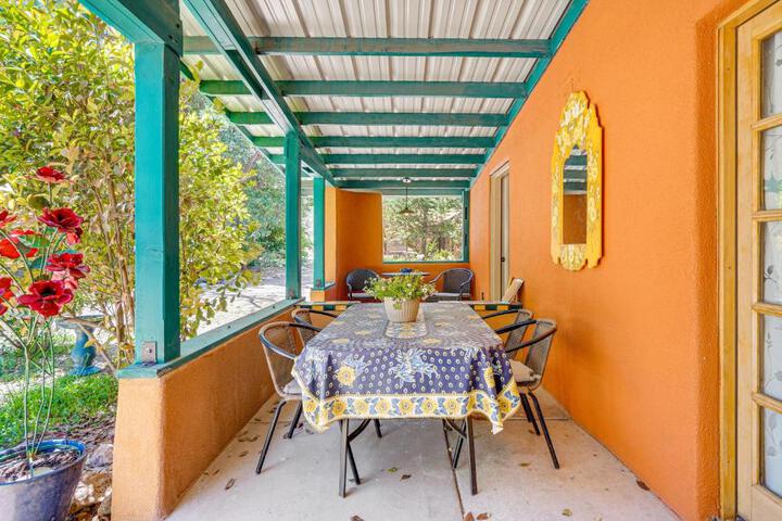 Vibrant Casa Paloma w / Patio - Near Vineyards!
