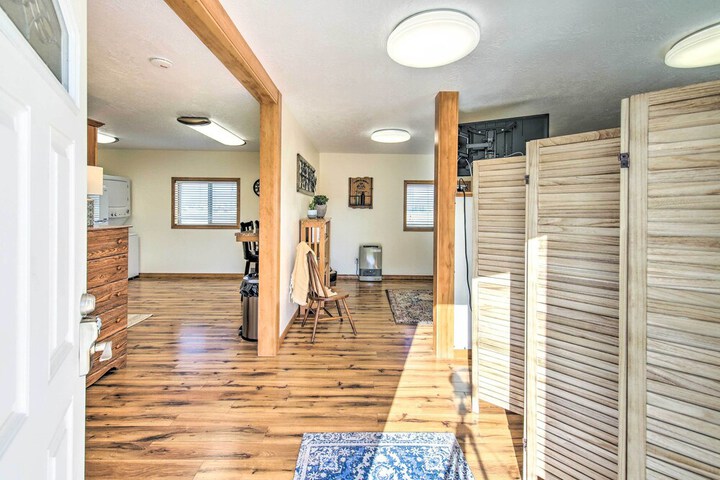Cozy Cottage Studio: Stunning Mountain Views!